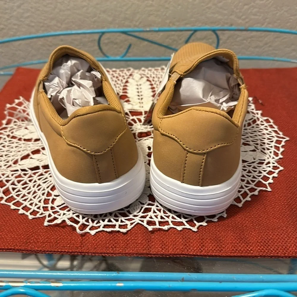 Nwt slip on sneakers. Comfort insole with padding. Size in EU sizing.